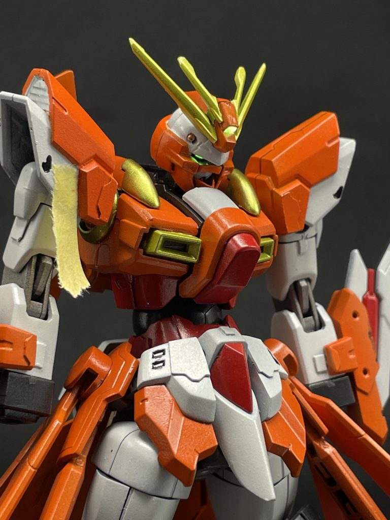 顔はマスクを少し改造、余剰パーツのゴッドガンダムフェイスの上にプラ板を付け足し、塗り分けパターンを変える事でガンダムフェイスの上にマスクを装着してる感を狙いました