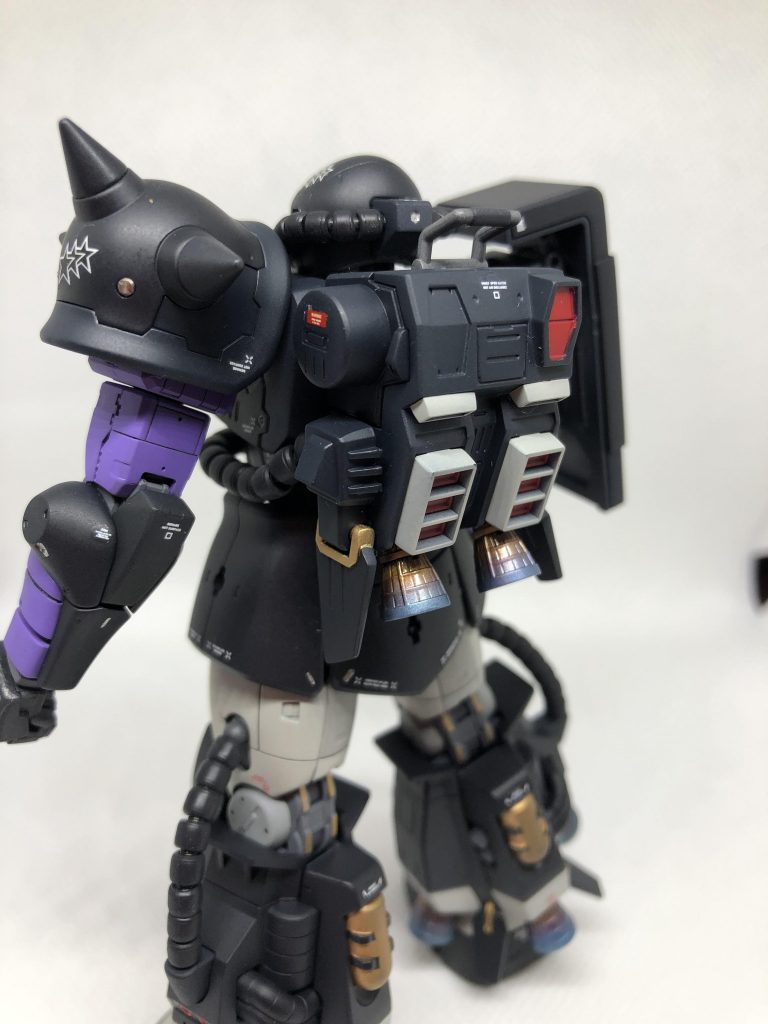 ランドセルの塗り分け、バーニアのグラデーション。今回は塗装がんばりました!しばらくRGザクはいいかな、、、(笑)