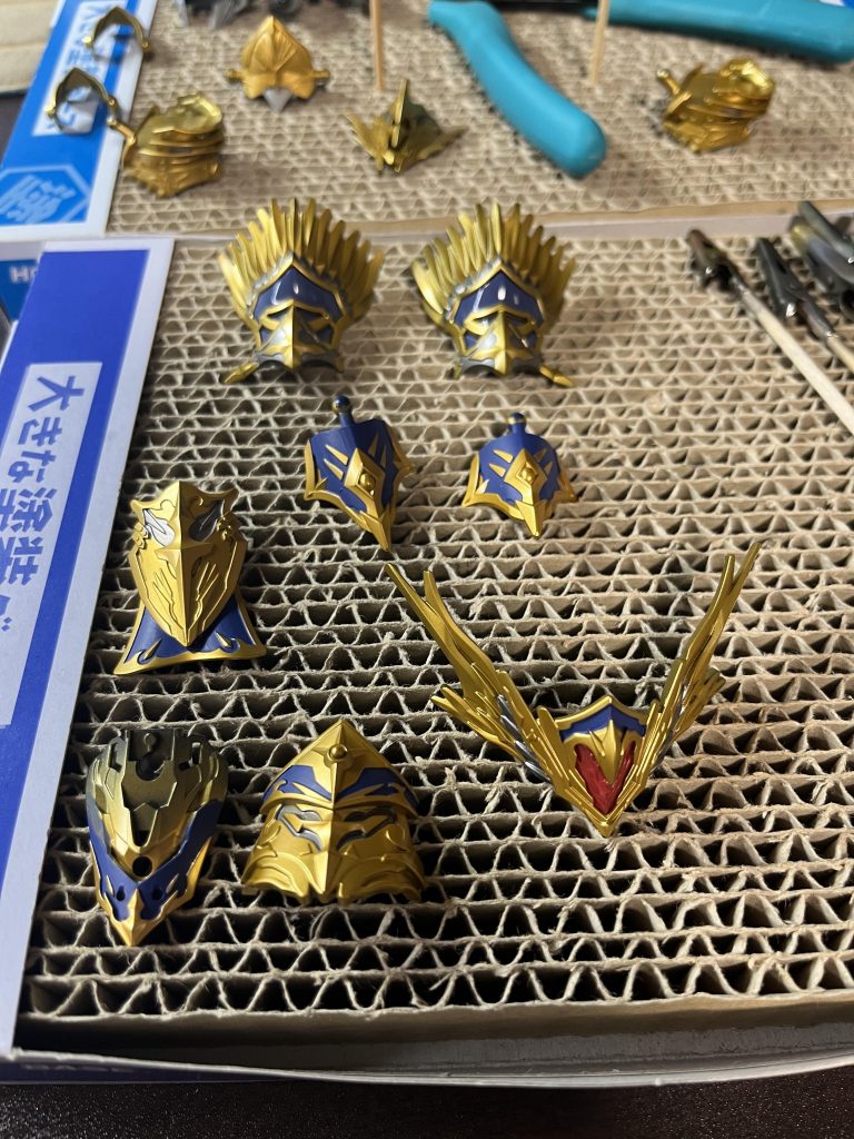 ゴールドを履いて、上からシタデル での塗装。筆で塗っては爪楊枝ではみ出した所をを剥がしていく作業…これがなかなか楽しい!