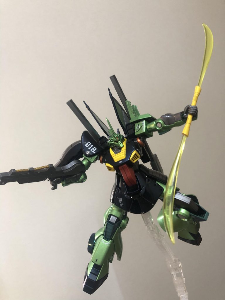 塗装剥げにビビりながらブンドド、最近剥げって言葉に敏感です( ´Д`)yヒジ、ヒザの丸モールドはマスキングで塗り分け腕の付け根の丸い部品はRGハイニューを参考にメタリックオレンジ