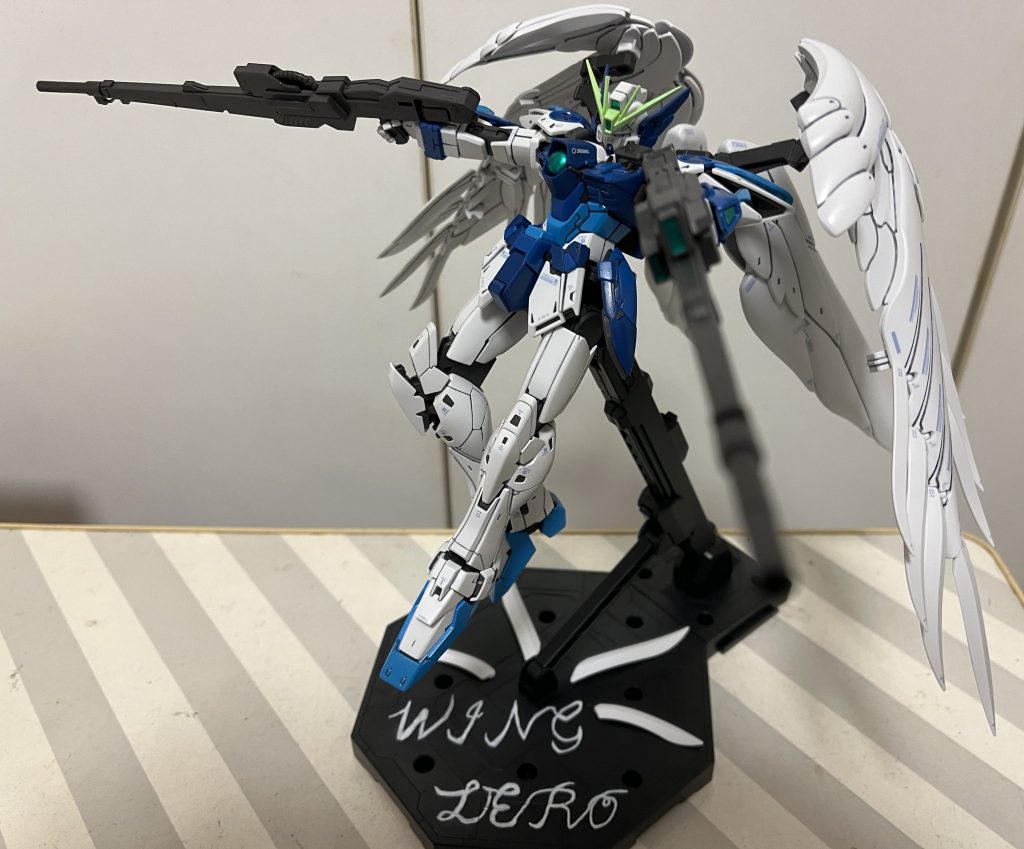 ゼロカスのポージングは足の揃え方が肝だと思う。揃えることによって『静』の雰囲気を出すというか。強者って、動かないでその場で何もかもをやってしまうというお約束ありますよね? 攻撃されても一歩も動かず、攻撃を捌き切ってしまう感じというか。その雰囲気を出すのがゼロカスの見せ場だと思うので、、…劇中は動きまくっているんですけどねw