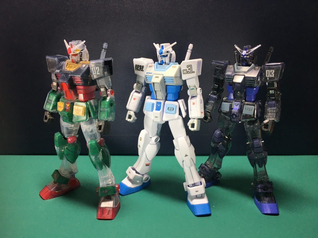 一番くじG-3ガンダム、リアルタイプカラーと並べて。我が家のエントリーグレードガンダムもはや3体目。正直もう説明書観なくてもほぼ組めるようになって来ました。 こちらも本体の成型色は美しいので塗装せずガンダムマーカー 流し込みスミ入れペンを主体にスミ入れしてデカールを貼ったのみです。こちらはORIGIN汎用①の局地型ガンダム用のデカールとサンダーボルト汎用①のアトラス、陸戦型ガンダムS型用を貼って艶消しを吹いた後、肘と膝の関節にホイルシールの余白の銀の部分を切り出して貼ってます。