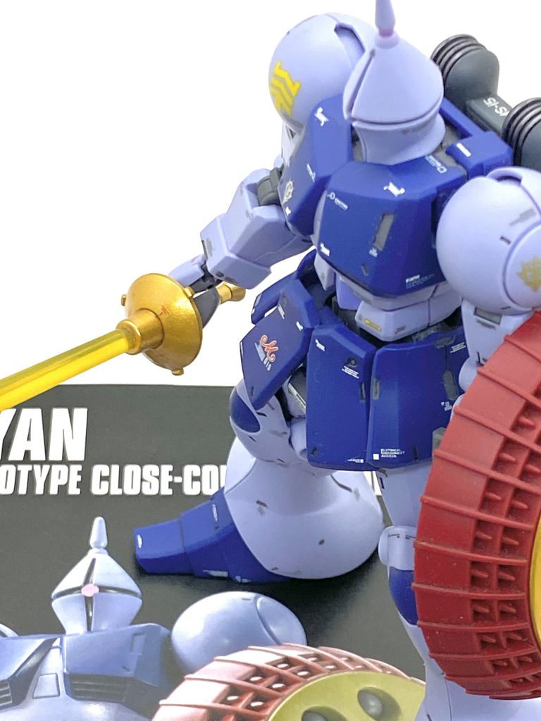 最後は説明書と。ギャンは自分が子供の頃はそんなに人気が無い機体でしたが、今はゲームのギレンの野望やアニメのビルドファイターズ等で様々なバリエーションが出る人気機体で時の流れを感じます。リバイブ版は本当に「いい物」で(笑)、ウラガンも心配が要らない程の好キットですから売ってましたら即買った方が良いと思います。殆ど合わせ目の無い設計に完璧に近いパーツ分け、シールドの裏も旧HGと違い、別パーツですから初めてガンプラを作る方にも良い素材ですし、弄れば更に完成度も上がる良い素体です。昔、ガンダムウェポンズで大角基夫氏がもの凄いカッコ良いギャンを旧HGから作ったのを見て「こういうのが作りたいな・・・」と思っていたのですがリバイブした今回はそれに近い物が成型色仕上げながらも出来ましたので、もっと精進して今度は旧HGのギャンをギレンの野望に出ました量産型仕様に仕上げたいです。ご覧して頂きありがとうございました。