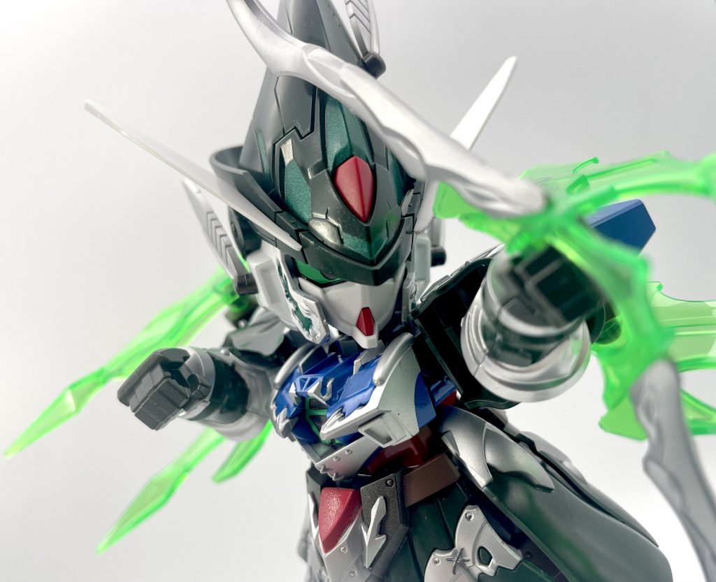 アングルでなんとかごまかします。頭部や前スカート部分のパーツ分けは本当に優秀で、塗装派にやさしい…。