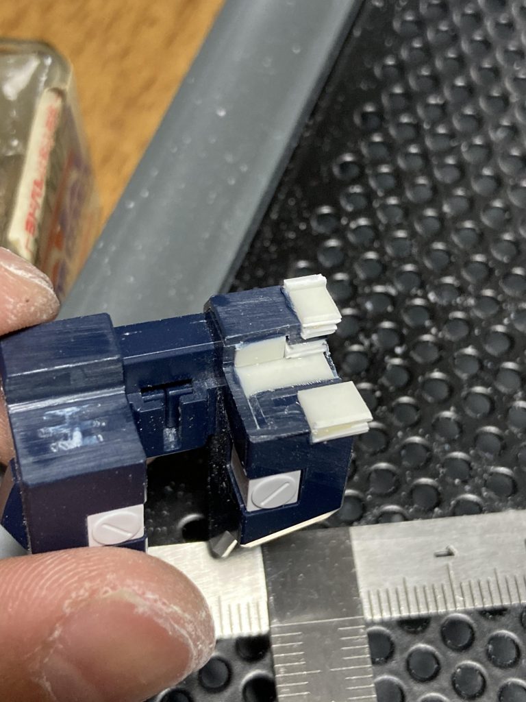 とりあえずランドセルから手をつけました。左右非対称が厄介かなぁと思い、切って埋めて…