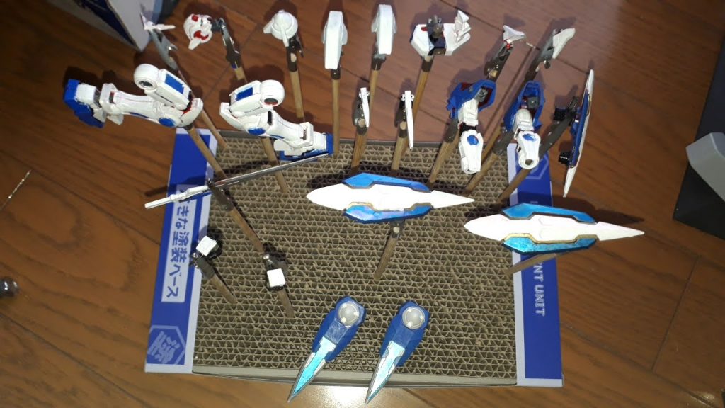 エアブラシを出すのが面倒なので、筆で塗装しました。