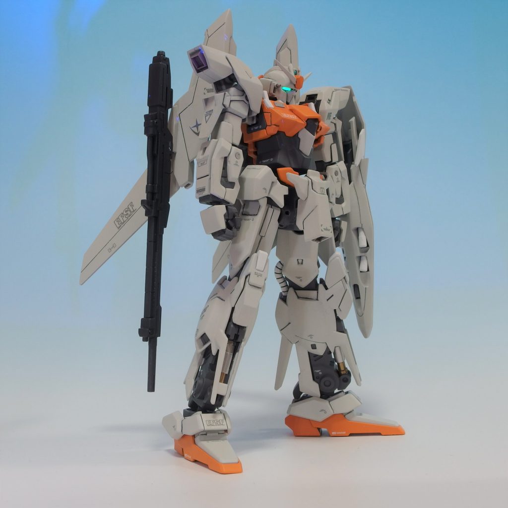 ツインアイはガイアの蛍光グリーンにブラックライトです。よく光ります。