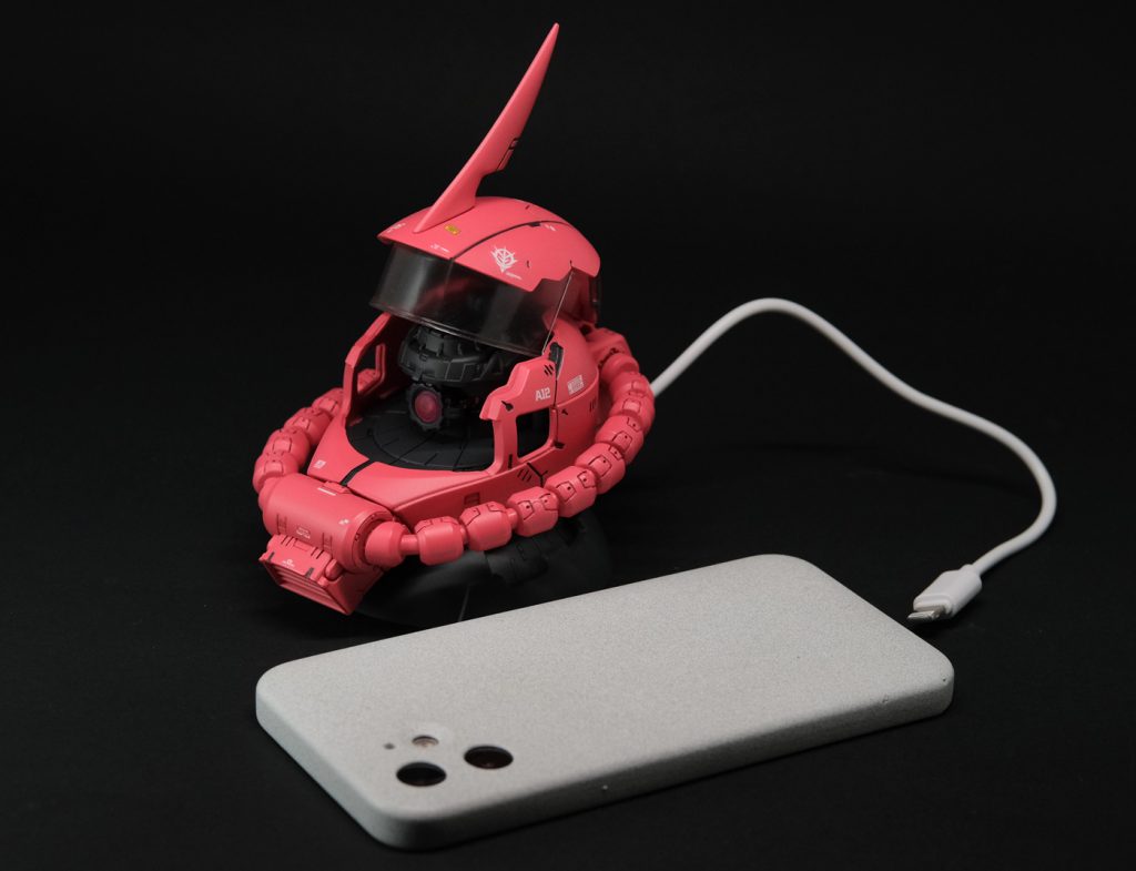 iPhoneで光るザクヘッド–3枚目/制作者：イタミテック