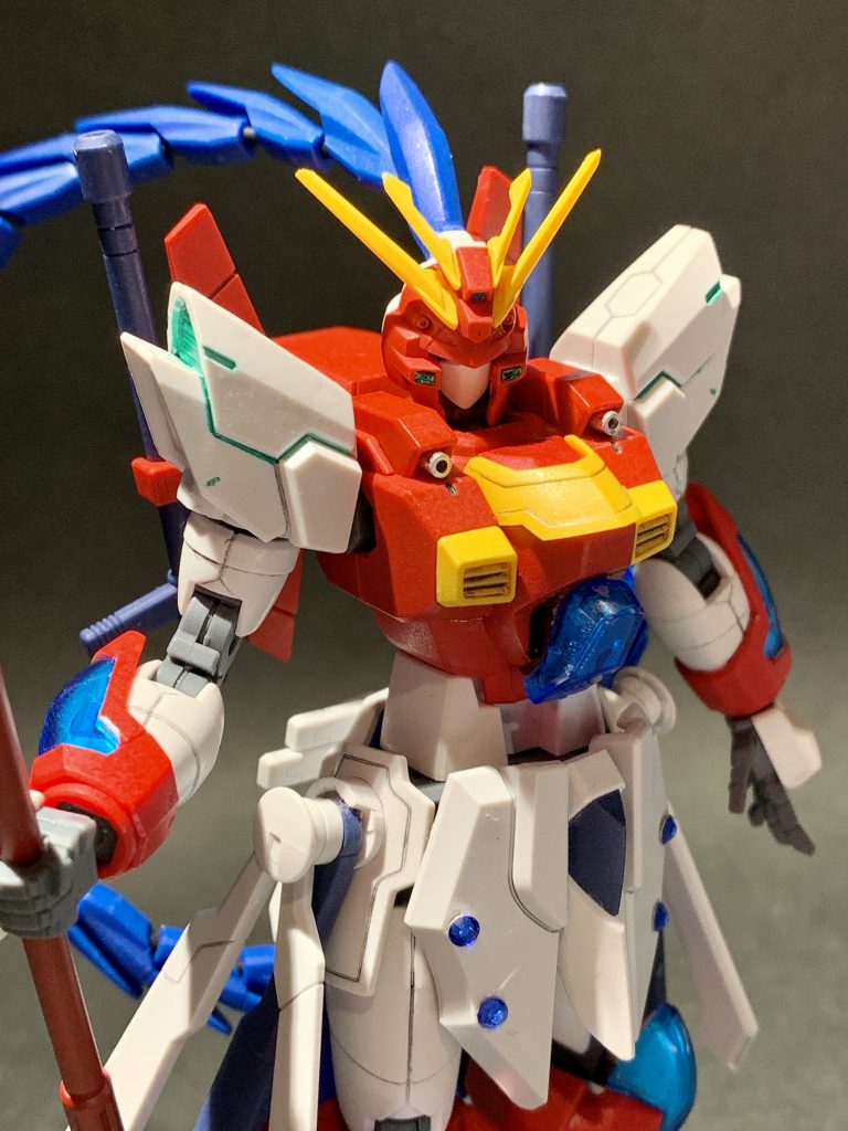 腰の下部分をシャイニングブレイクから移植し、短かかった胴を長くしてくびれを作りました。ブレイジングのヘッドギアは口部分をカットして、中のマスクが見えるようにしました。これだけで顔がだいぶ女性的になったような気がします。また、なぜかブレイジングでは胸部マシンキャノンがオミットされていたので、ニ門だけ復活、砲身は100均のビーズです。フロントスカートはディステニー、リアスカートはゴッドを使いました。元がミニスカートみたいだったので、長くしてみました。