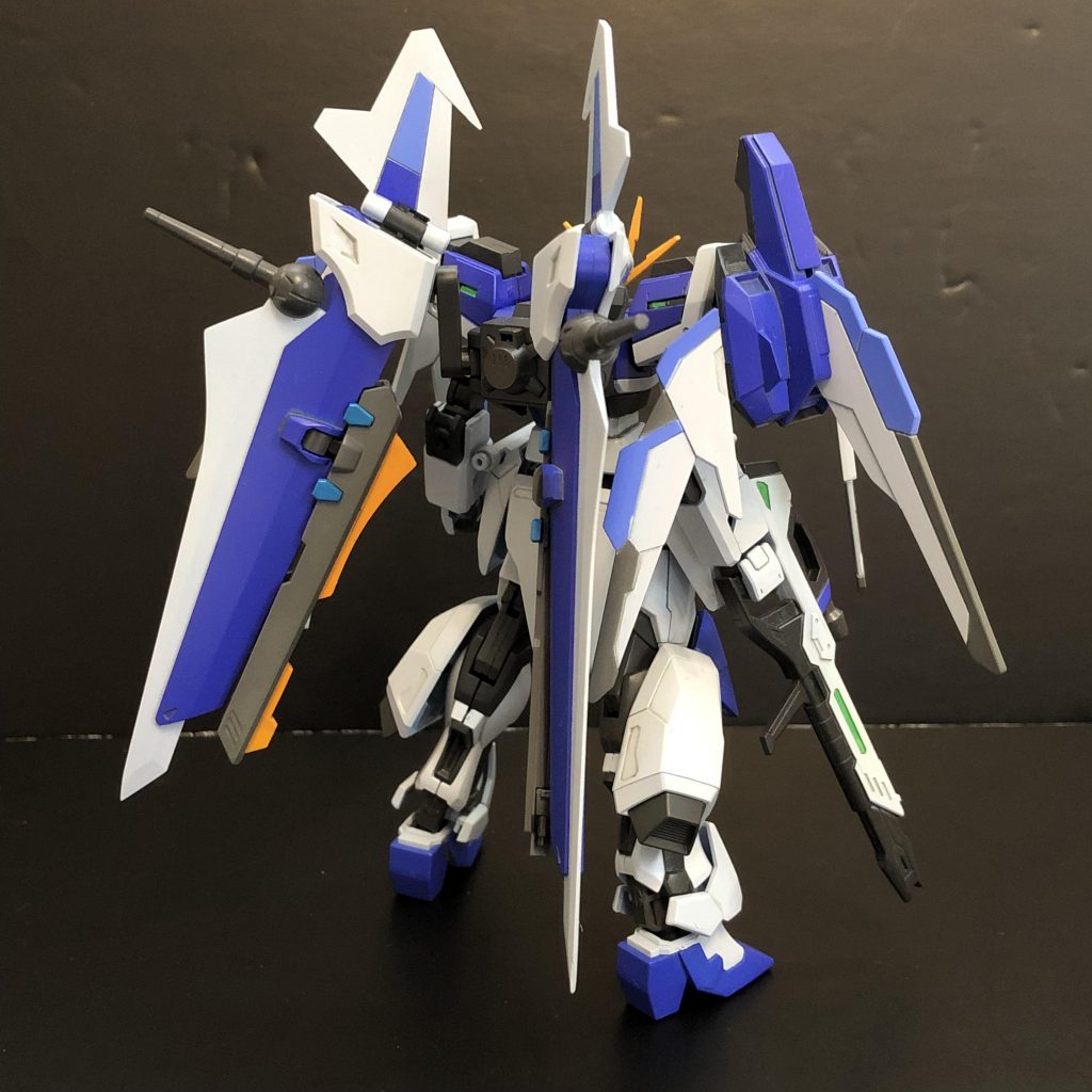 ストライカーなしでも肩の装備で飛行可能。ノワールストライカーを装備することでより空中での柔軟な姿勢制御・機動性を機体にもたらすことができる