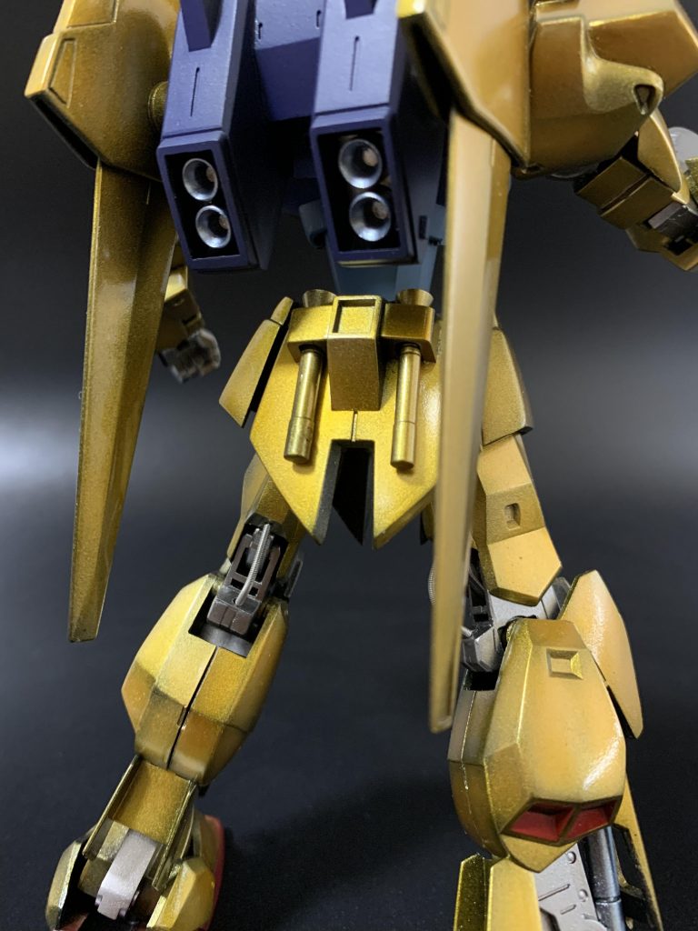 膝裏のパイプは可動の妨げにならないよう、スプリングに置き換えてみました。