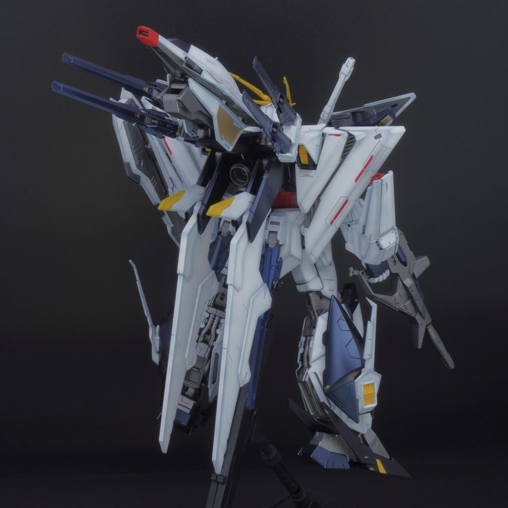 宇宙では普通のファンネルの方が強いはず！ということでドラグーンも移植しました。分かりにくい写真ですが、リアスカートも含めて合計6基あります。