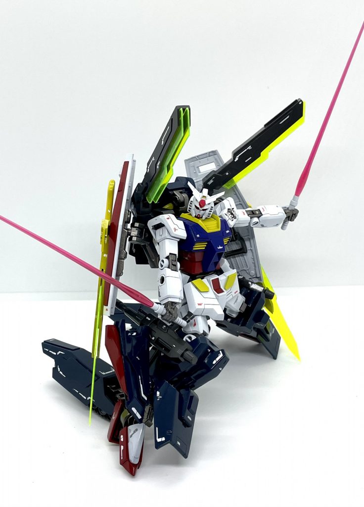 ビームサーベルを持った状態。ビームサーベルは腰のサイドアーマーにネオジム磁石でくっついてます。