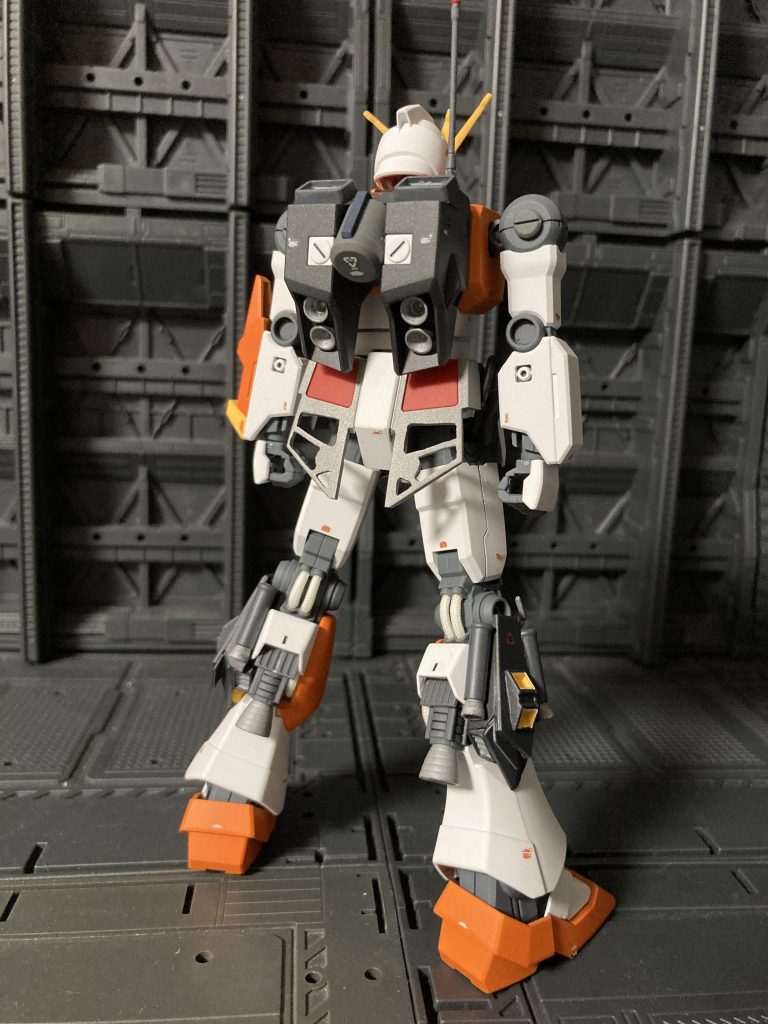 一応オリジナル設定としてファーストロットよりも前の姿というイメージで作りました。至る所が試作中でフレームだけの部分もありメカメカしく仕上げております(´∇`)ちなみにフレームの部分は全て削り出して作っています、元のキットの裏側に浮き出ている部分です。