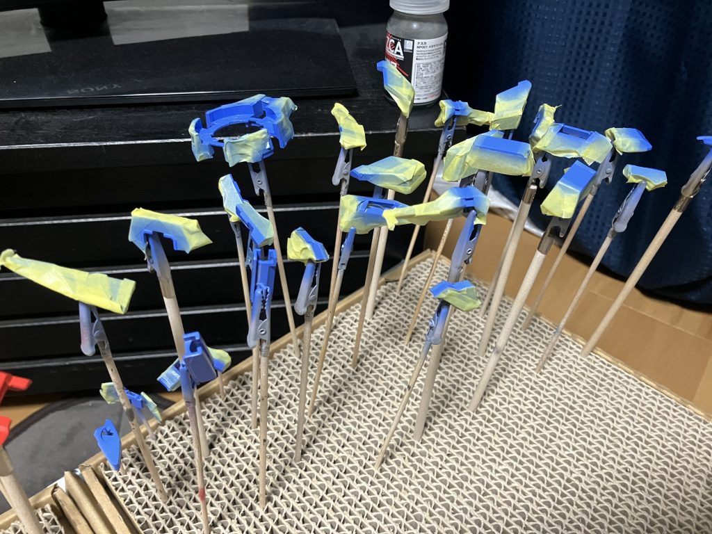 塗装はガイアカラーにて。グレー メカサフ白 ピンクサフ→ホワイト(風蒼+フレイムレッド混色)青 ピンクサフ→ブライトロイヤルブルー→風蒼赤 ピンクサフ→フレイムレッド各部墨入れはダークブラウンにて。青は一応深い部分はマスキングしトーンダウンさせてます。