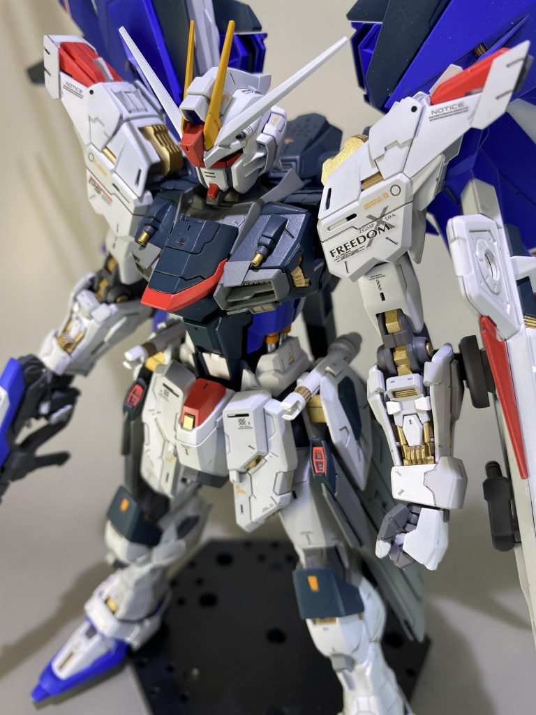 白色は2色用意し塗り分けで情報量を増やしました。