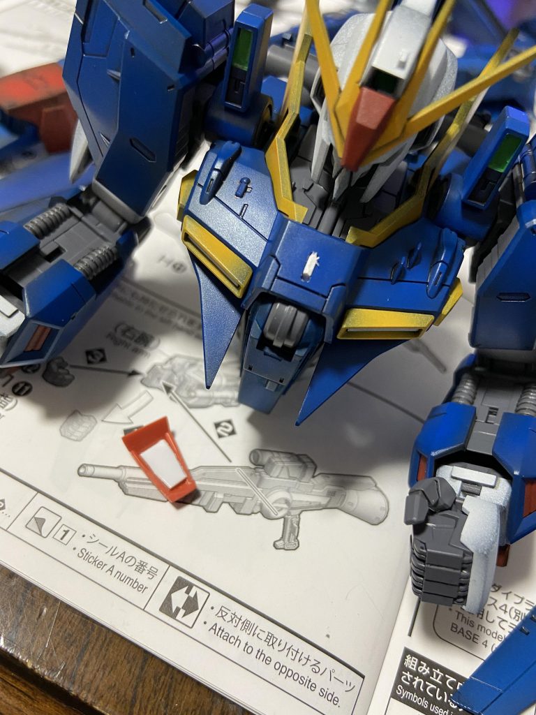 ΖIIの特徴の胸部パーツはジャンクから拝借し、取り外し出来るようヤスリ掛けし、加工しまし。