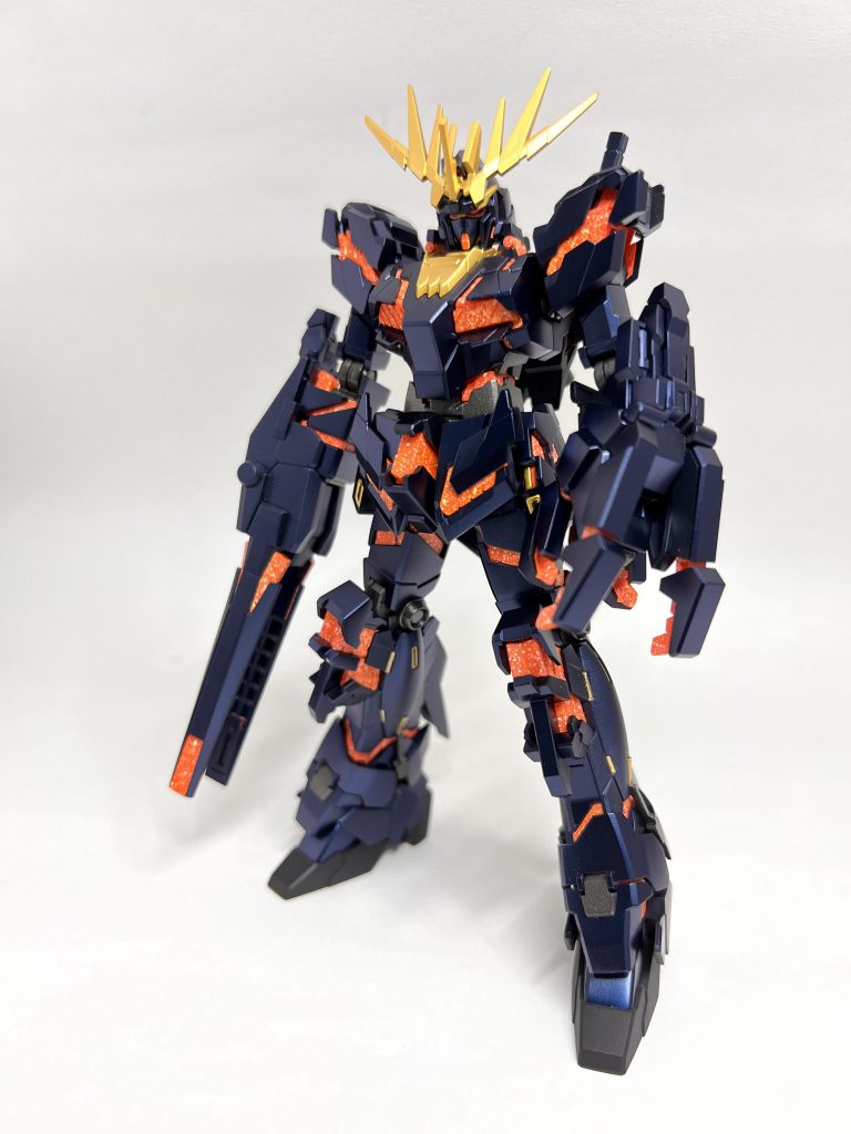 プロポーションは全く弄らず、アンテナのシャープ化、外装のヒケと表面処理を行いました。サイコフレームの白い粒子は、YouTubeに動画投稿をされているプロモデラー、マイスター関田さんの動画を参考にスパッタリングを用いて表現しております。非常に詳しく解説されておりますので、是非是非ご視聴頂けたらと思います。https://youtu.be/_yPwVEAbCrQ