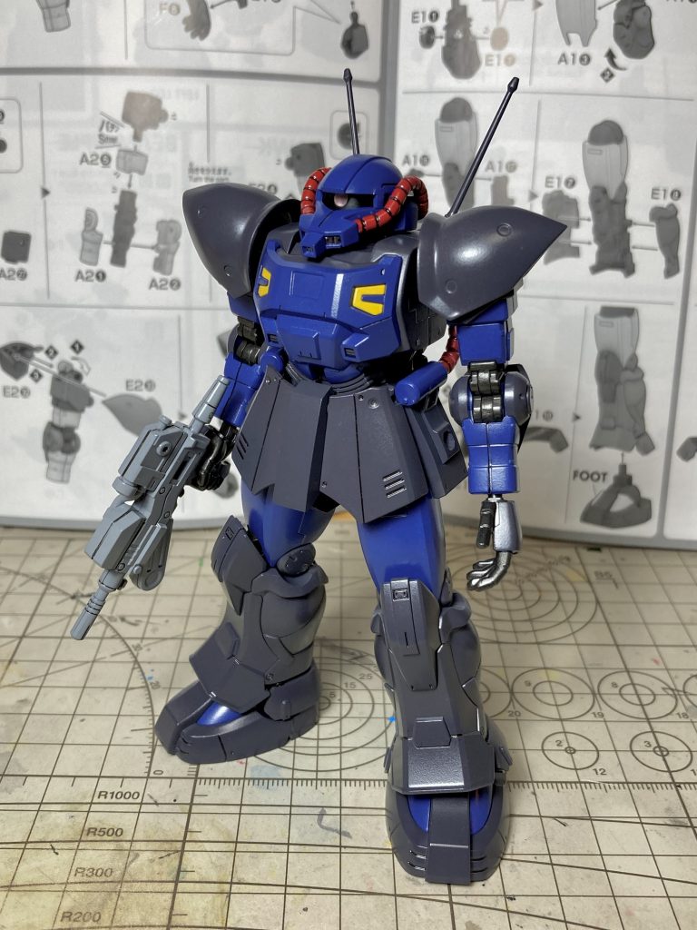 デカール、ウェザリング前の状態。参考までに塗装レシピをば。全て水性ホビーカラーです。本体ブルー:ティターズブルー2+コバルトブルー本体ダークグレー:ティターズブルー1+パープル関節・メカ部分:黒鉄色黄色部分:イエロー+レッド少々動力パイプ:レッドライフル:ホワイト+ブラック少々電動エアブラシを手に入れ、せっかくなので全塗装に挑戦し、好きだったカラーリングのアクト・ザクを再現することが出来ました！今回も学ぶことが多かったので、次に活かしたいと思います！