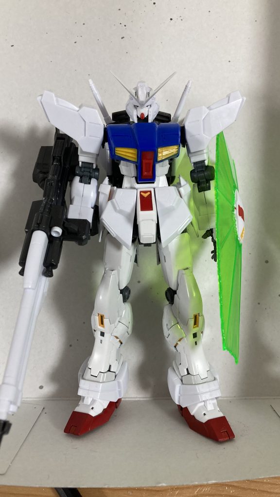 本体の完成サイドアーマーはνの物の上に接続部を削り飛ばした物を接着、アンクルアーマーはくるぶしの外装の外側にピンバイスで穴を開け、そこにプラ棒を刺して片方を固定する方式をとりましたまたこの後にコクピットと膝にスラスターパーツを接着して見た目の情報量を増やしていますハンドパーツはそのままνのを使っています白の色味が全然違うため「塗装しないとなー…」と考えているうちにどんどん後回しに…笑