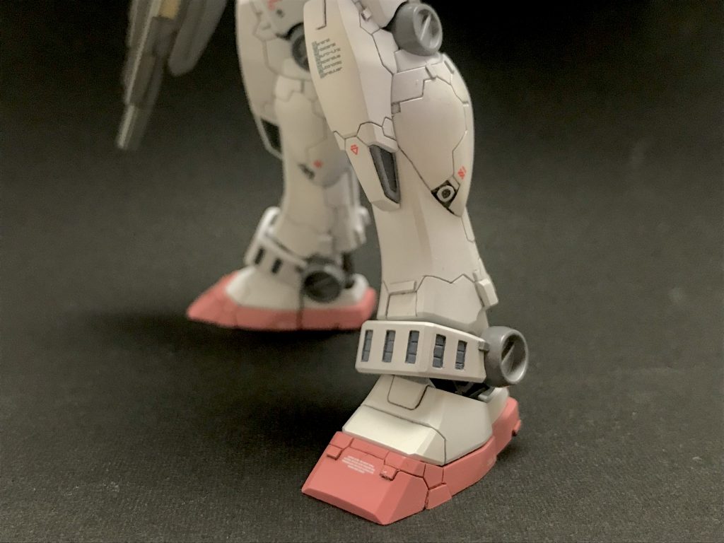 アンクルガードにはプロトタイプ風のスリットを。ディバイダーで下書きして彫刻刀で彫りました。スリットの中にも線を入れてみましたが、あんまり見えません笑　ダムの部分によく見る感じのアポジモーターを追加。台形に彫った後薄く切ったランナーを張ってピンバイスで穴を開けると言うお手軽なやり方です。