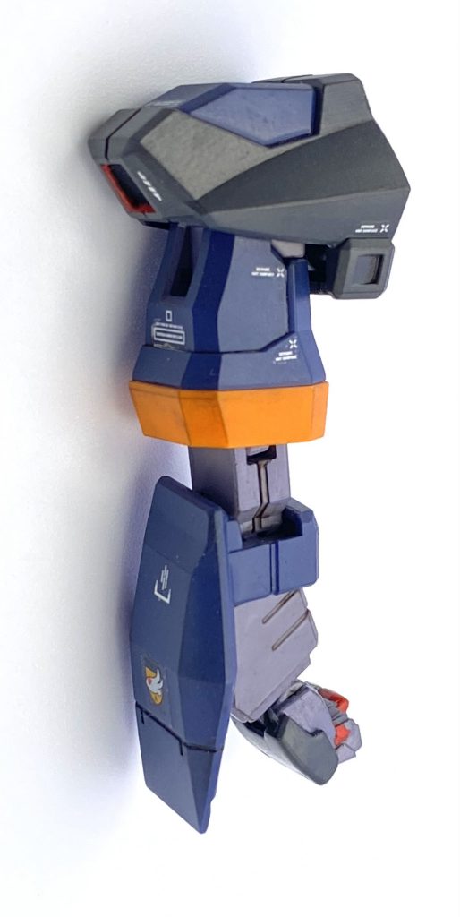 ビームライフルの目立つ肉抜きはプラ板等で穴埋め、左手の拳はビルドナックルを使用し甲側の厚みを削って小型化しています。