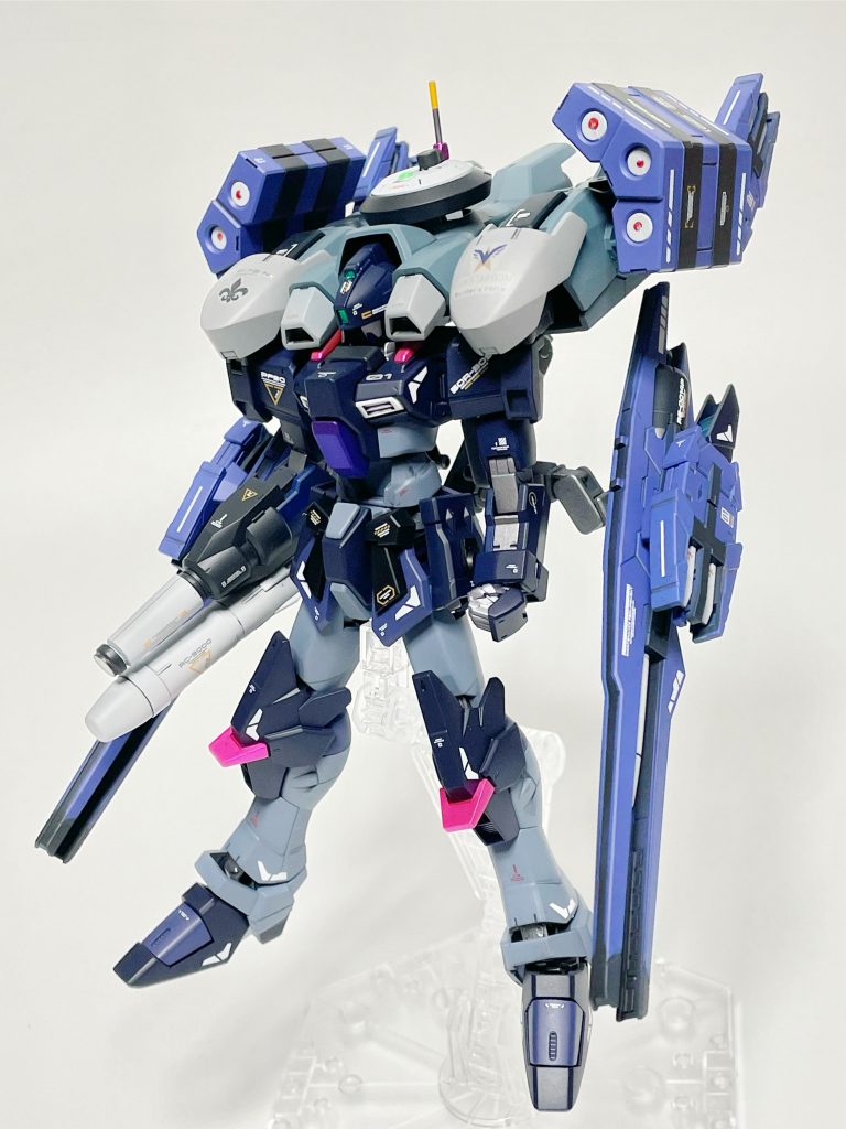 頭部には大型のEWAC装置を装備。また右腕にもカメラガンと大型ソナーを装備し、指向性のレーザー照射で局所的な情報収集にも対応。