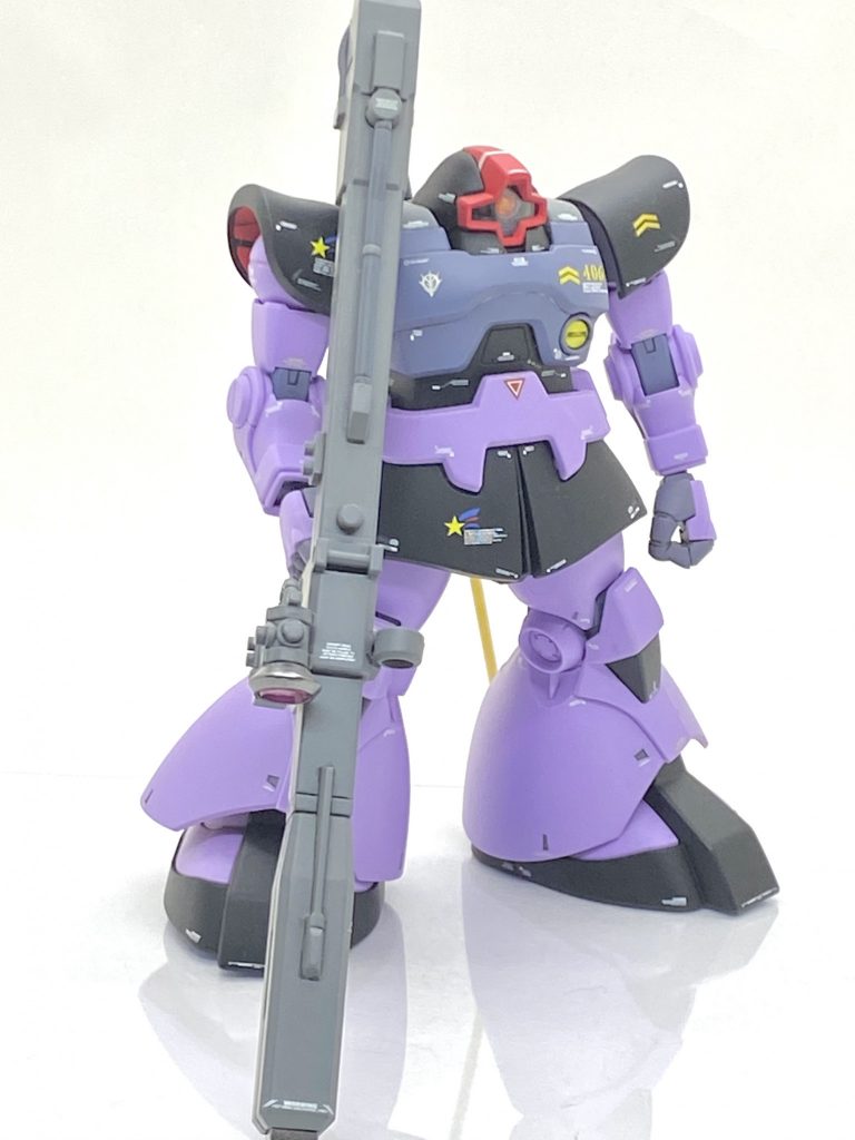 リック・ドムといえばシャア専用から設定されたビームバズーカで後にガトー機や機動戦士ガンダム戦記 アバンタイトルなどにも設定や登場し、完全にメジャーな武器になりました。ただモナカ割りなので合わせ目がかなり大きく、処理しても白化して目立ってしまいます。こういう時は全塗装した方が良く、綺麗に塗れました。スコープの部分はメタリックにしておりますが・・・ジャイアントバズーカの方が見つからず、ドムをアップする際にお披露目します(汗)。