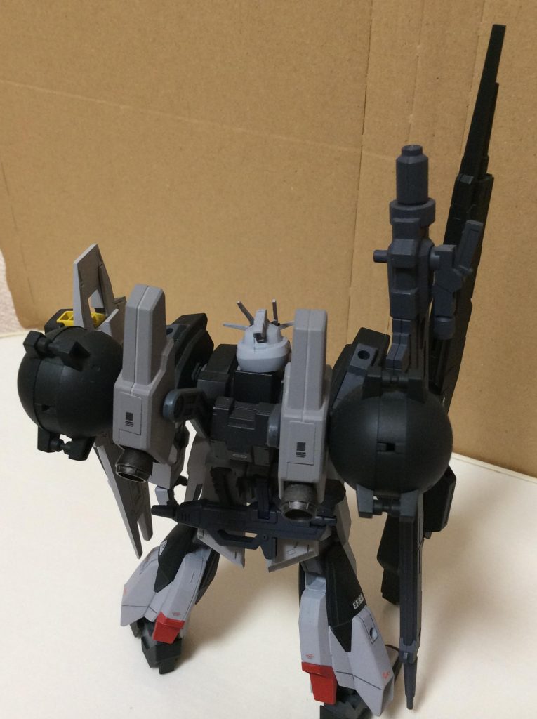 戦闘時、バーニアは機体上部に移動し使用します。