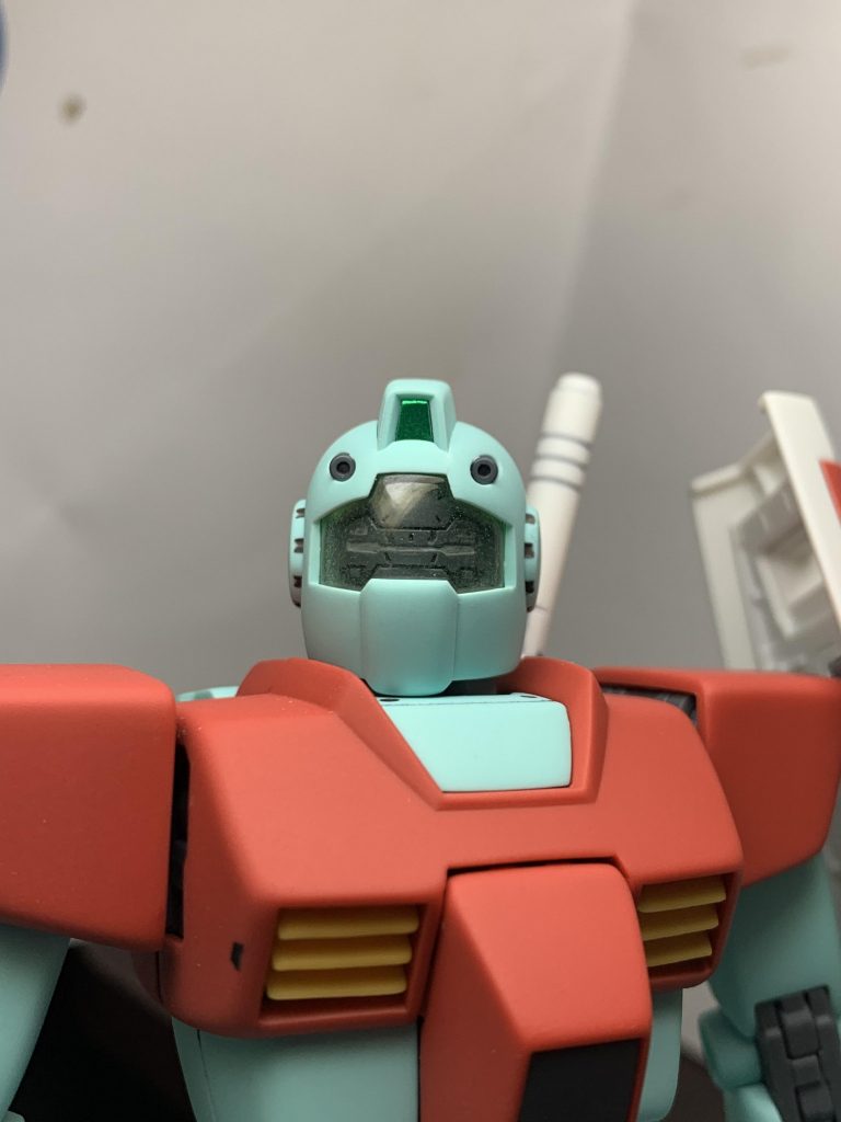 センサーアイ内部は部分塗装で外からも目立つようにしました。無心でヤスっていたら首元の2本線が消えかかってしまい、ええいままよ!とそのまま無くしてしまいました。これはこれでアリかもしれません。