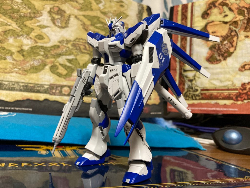 で、製作始めるんですけど6割くらい進んだところで結婚の準備やらで色々忙しくなり中途半端なまま押入れの中へ。ちなみに友人達は特に結婚等のイベントも無かったのですがいつの間にか断念してました笑それから結婚し、子供も3人授かり、バタバタしながらも充実した10年間。その間も盆や正月で実家に帰る度に押入れの中のHi-νをいつか仕上げなければとボンヤリ思ってましたが、去年のGWに一念発起。今がその時とばかりに再開しました。が、塗装も終わってさぁ最後の組み立てだとテンションMAXの時に悲劇は起こりました。否、既に起こっていたのでした。組立て最中にボロボロと崩れ出す関節パーツ達。何が起こったのか理解出来ずに途方に暮れてググってみると、何やらABSパーツにラッカー塗装は御法度との事。何ソレ?とか思いながら説明書を見てみると小さい文字でABSパーツへの塗装は破損の恐れありとの注意書き。マジすか?これって可能性の話じゃなくて確定だったんですね!?