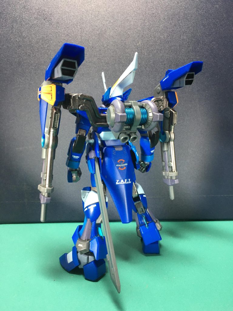 　リアアーマーにはでっかくザフトマーク。特徴的なバックパックも塗り分けています。