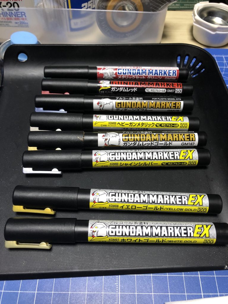 今回はガンダムマーカー企画への参加と併せてマーカー新色のテストも兼ねています。イエローゴールドとホワイトゴールドですね。マーカーには具合の良い単品のゴールドがなかったので、まさに待望の商品です。