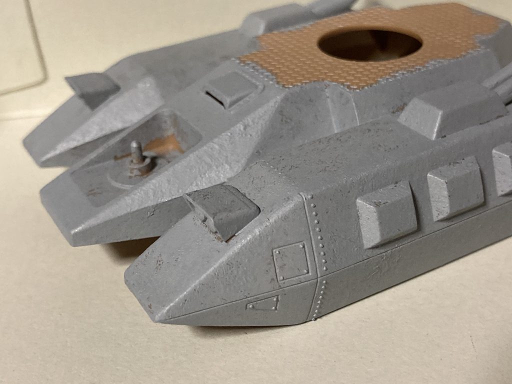 ラッカーパテを溶剤で溶いて、筆で全体に塗り込み、鋳造表現初チャレンジ💪