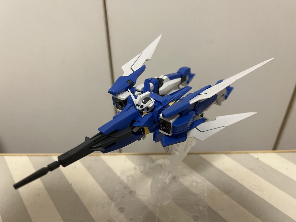 ストライダー形態!変形難易度低く、最低限のロックもかかるので素晴らしいですね。やっぱりAGE系のキットからガンプラのレベルが一段と上がったと言われるだけのことはありますね!