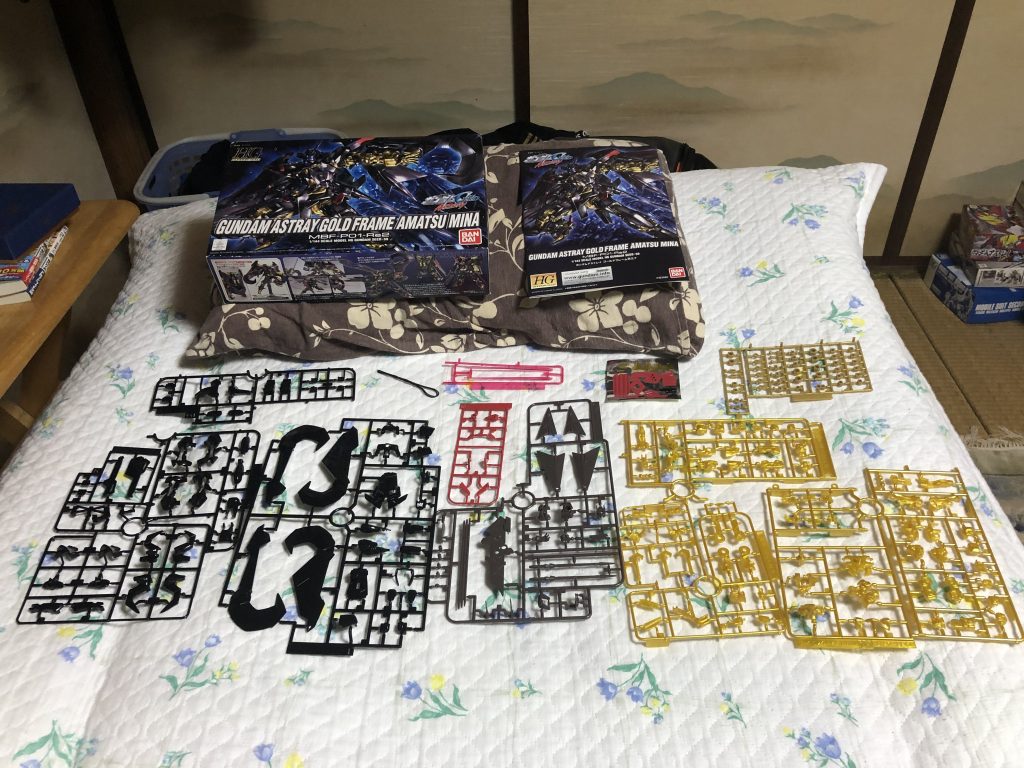 以前ブルーフレームを組んだ時も思いましたが、パーツが多い…^_^;まあフレームと背中の武装でボリュームが増えるのは仕方がないですねw