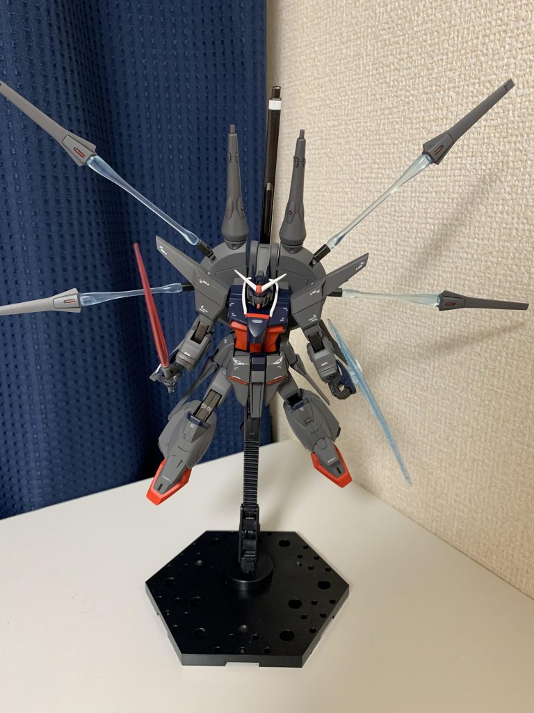 エアブラシで全塗装で作成しました。成形色はもっと薄いグレーですが、アニメに合わせて暗めのグレーにしています。マスキング箇所が多く、結構苦労しました。デカールは市販のものと余っていた水転写デカールを使用しています。