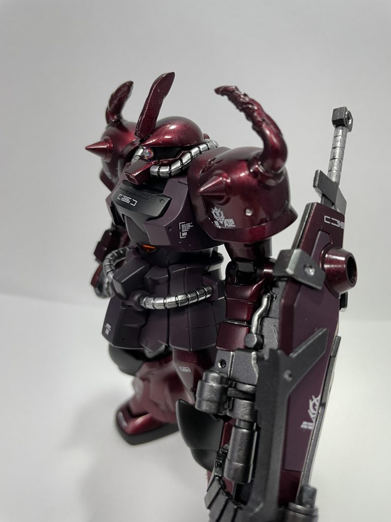 肩のスパイクとツノをパテで延長。コンセプトはMHXに登場した二つ名モンスターのような禍々しい雰囲気になればいいなと思いながら作成。禍々しさを出したかったので、あえていびつな形にしています。カメラアイはハイキューパーツのVCドームを使用。