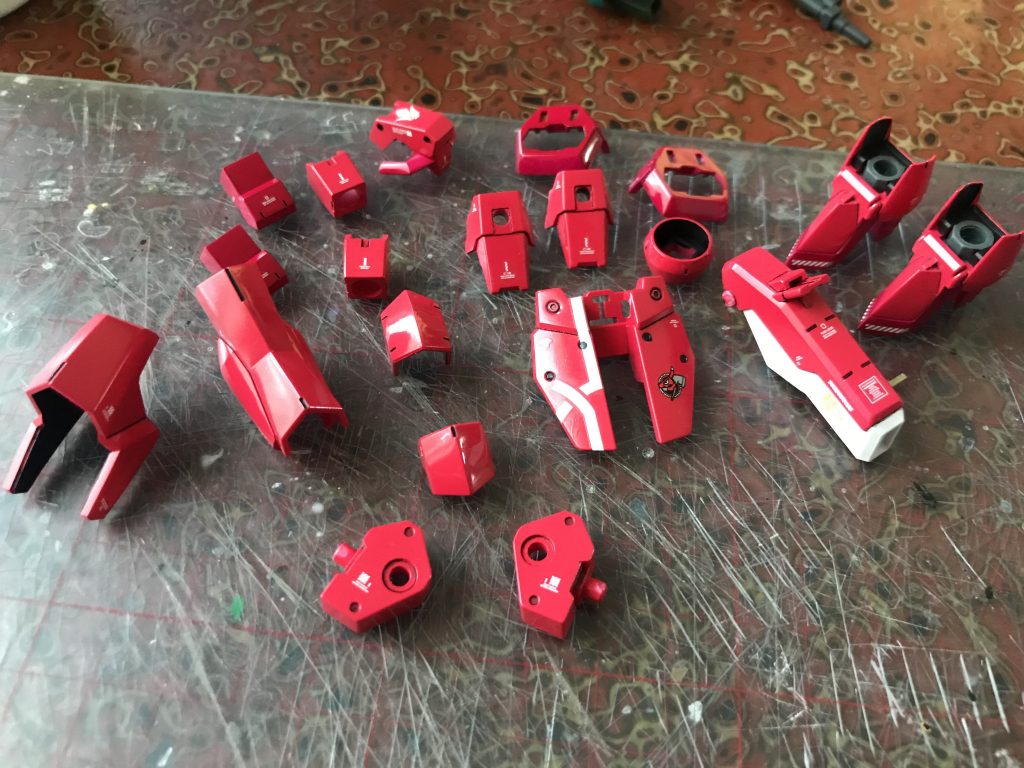 恐ろしい事にこのデカールの図案、海賊版デカールにまで使われている模様…皆さん、海賊版には手を出さない様に！👊