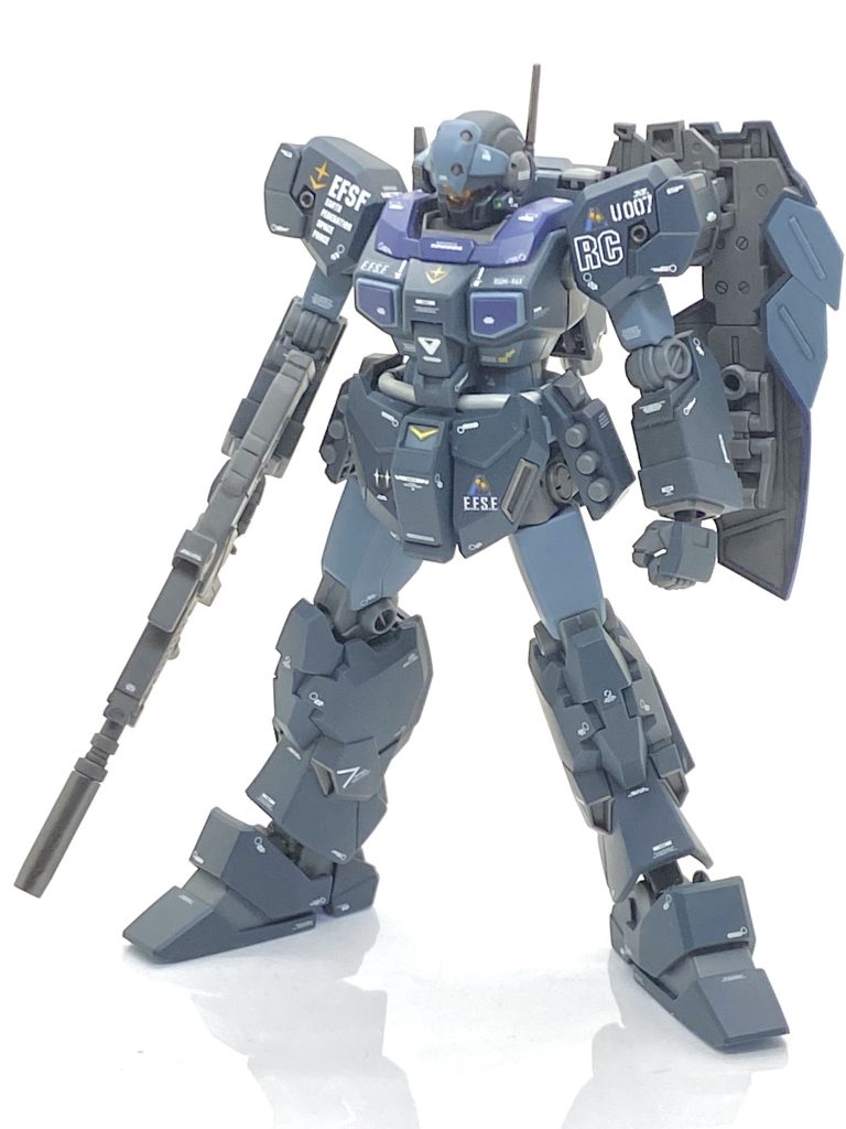 HGUC ジェスタを成形色仕上げ＋αで作ってみました。ジェスタをガンダムエースで最初にジェスタの設定画を見た時は衝撃を受けました。ネイビー・シールズの様なカラーリングにMS用のエア・クッション型揚陸艇に乗って水際を制圧しようとするカトキハジメ氏のイラストは大変カッコ良く「いい！」と見て思ってしまいます(笑)。10年以上前のジェスタのキットが出て、すぐに買ってしまい、表面処理までは済んでいましたが合わせ目が白化しており、当時は全塗装前提でしたので気にする事も無く作業を続けるつもりでしたが・・・仕事が忙しくなり放置したままで数年後に仕事量が落ち着いたのでガンプラ制作を再開したのですがジェスタが専用のガンダムカラーが出ていないので放置したままでした。大変でしたザクⅢ改の制作が終わり、次は楽に作りたいので在庫をチェックしていましたら、このジェスタが出てきて「今の時期、ジェスタも買えないからこれを作ろう」と思い、今回は成型色と同じ色を調色するを課題にしてカトキ風に作る事にしました。