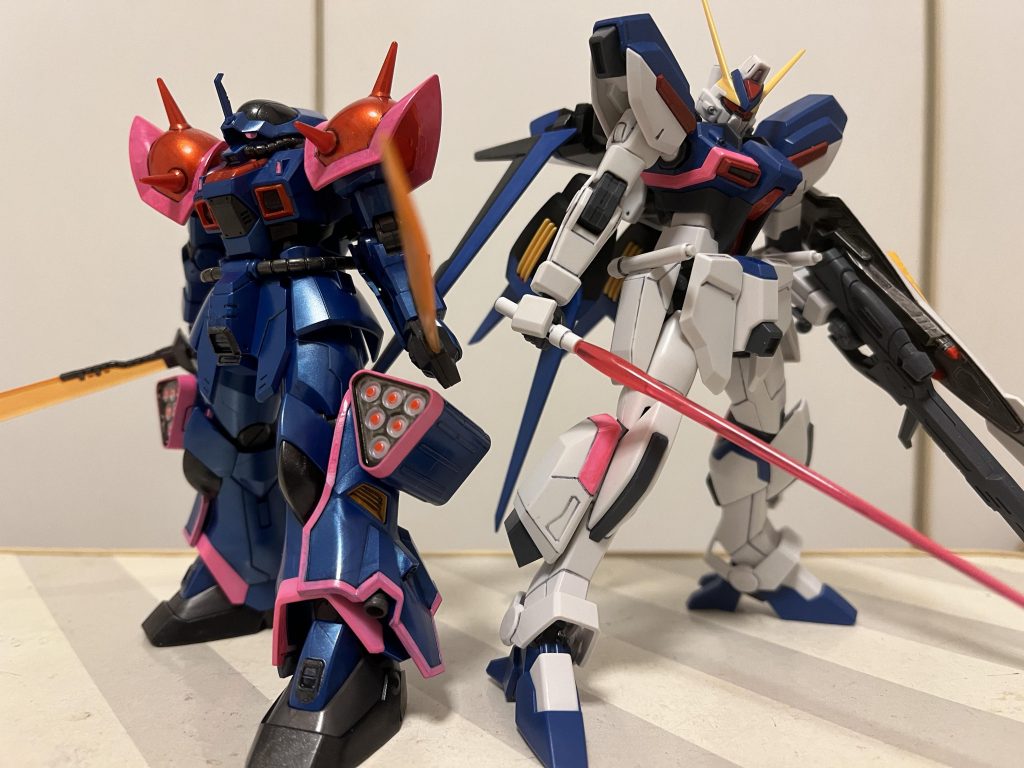 おまけ。どうでもいいのですが。何故、ピンクラインを入れたかと言いますと、脳内設定でデレマスの志希ちゃんが作ったガンプラだということになってるからですね。ということで、同じ設定のウィンダムと一枚。