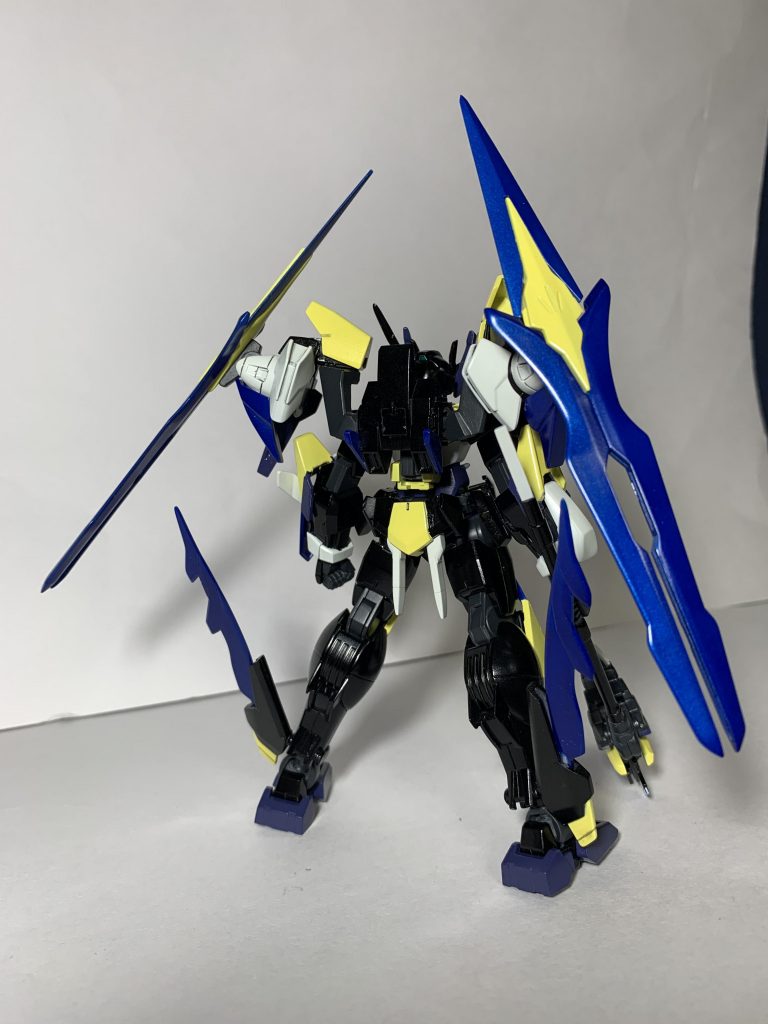 次は後ろ姿になります。分かりずらいですがバックパックにもGNクリスタルが付いているんです。