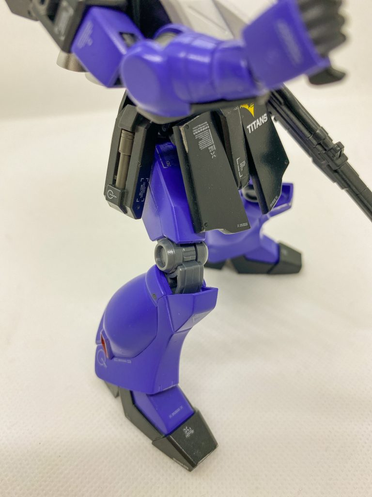 ハイザックの腰とジェガンの足です。腰を延長してます。フロントアーマーはプラ板で作りました。ジェガンの太ももに合わせたら元の倍以上大きくなりました。