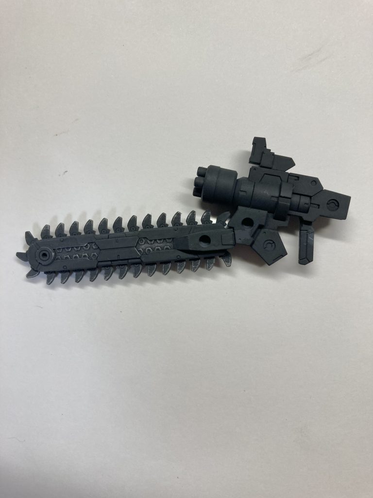 チェーンソーガンは全て30MMでできています。＋見にくいですけどシルバーでドライブラシかけています。