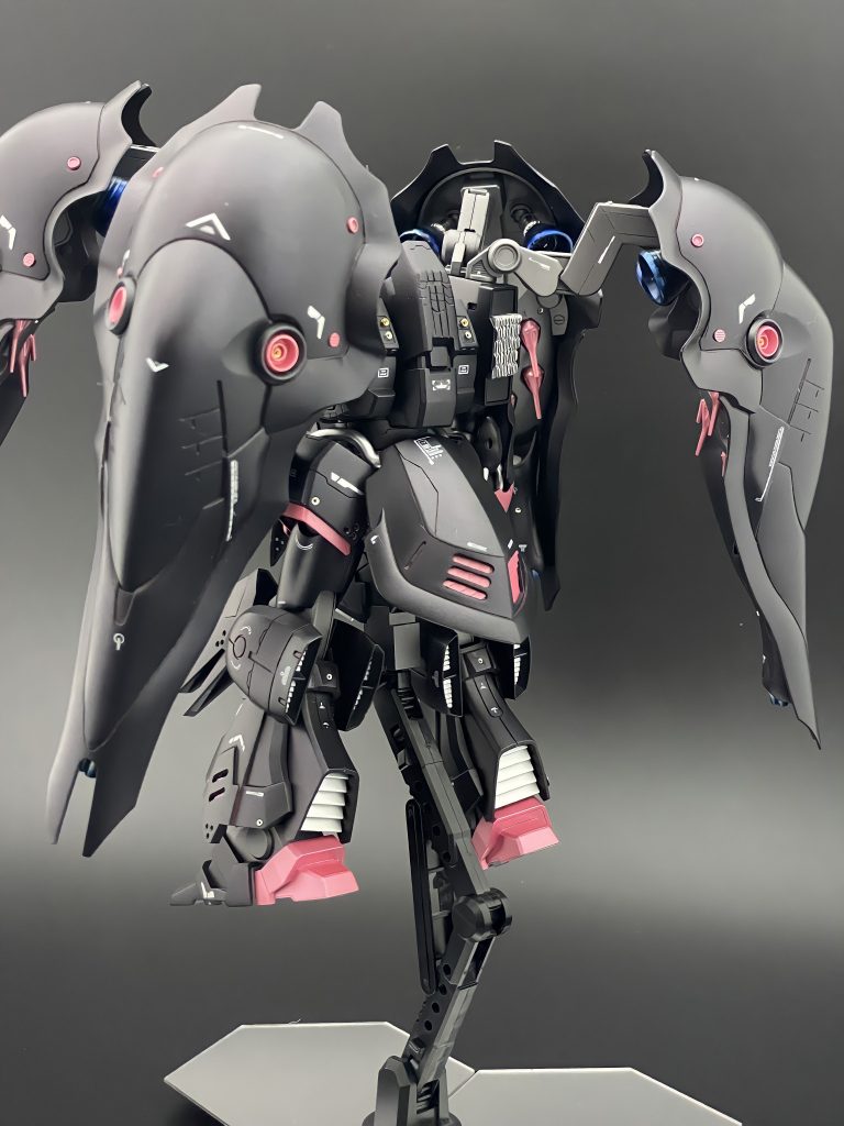 背面キュベレイを意識しているので脚部とリアスカートにスリットを追加して裏面からプラバンを貼って情報量を厚くしています。両肩にもいわゆるしいたけディティールを追加。