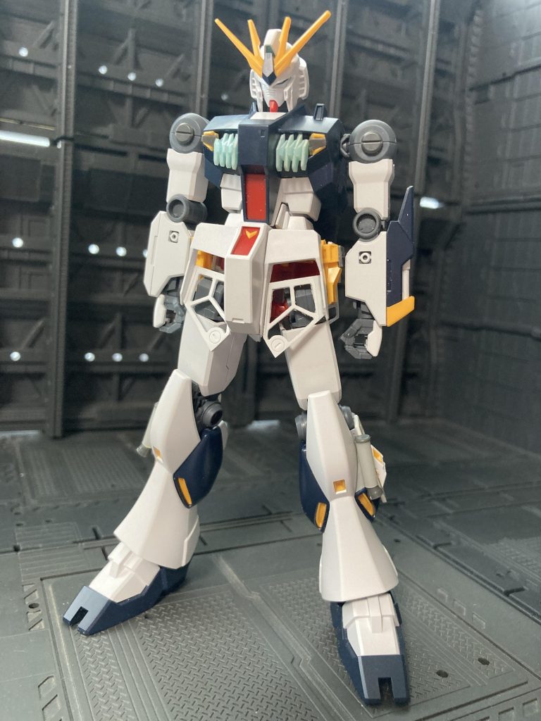 フロントアーマーの削り出しが思いの外うまく行ったので後ろも、ランドセルのアンテナや膝の細いコードは塗装してから思いつきで付けてます。毎度毎度渋いテイストですが武骨な感じが堪らないんですよねぇ、そういえばエントリーグレードのガンダムもロールアウト仕様で作ったなぁ、次はどんな渋いのを作ろう( ˘ω˘ )