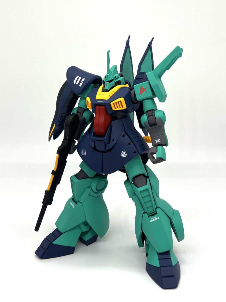 墨入れすると個人的にはくどく見えるので最小限にとどめています。顔のダクト部分は墨入れしたら汚なくなったので塗りつぶしました。