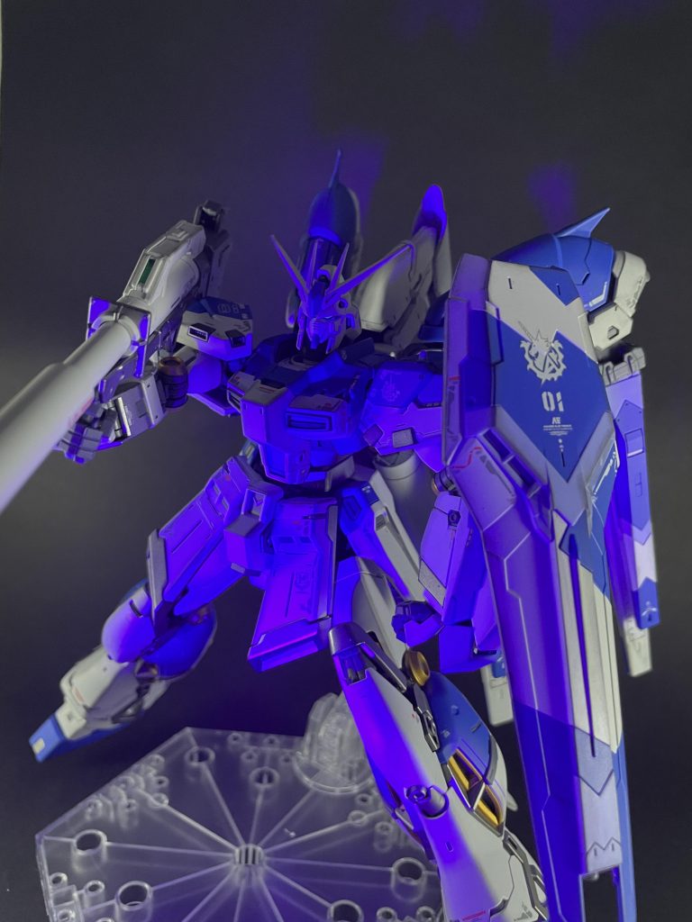 わかりにくいですが、UVライトで瞳部分が光るようにしています