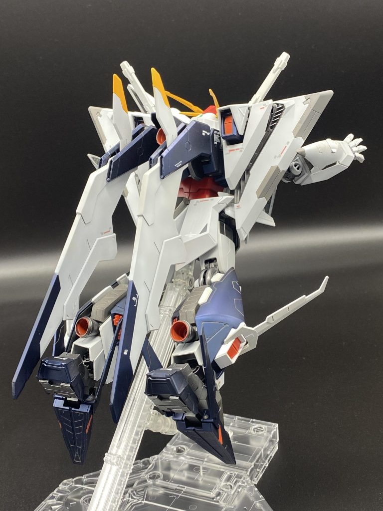 背面、パネルラインに沿っての塗り分けを一部行いました。