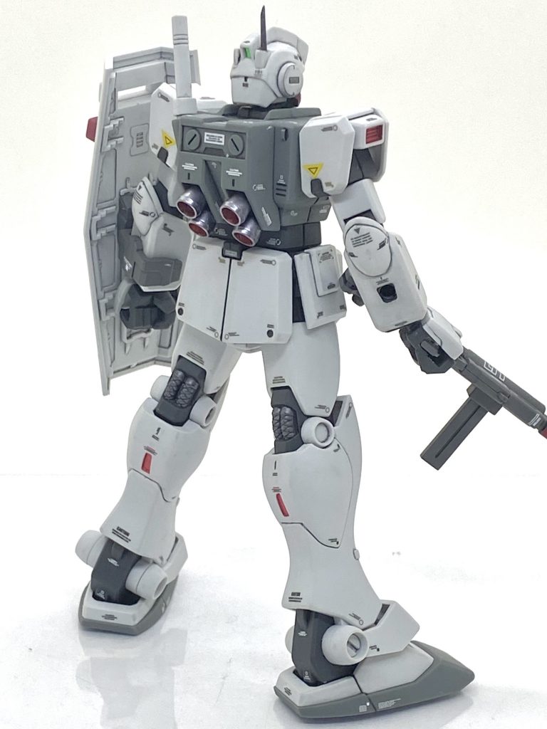 白の機体色のコーションデカールは赤の方が映えるのですが赤だと派手になり過ぎる事もあるので黒やダークグレーにしたら・・・デカールが自己主張せず良い感じになりました。